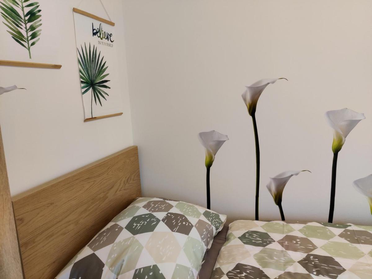 Holiday Home In Quiet Beautiful Area With Two Separate, Modern, Furnished Apartments Deutsch-Wagram Exterior foto